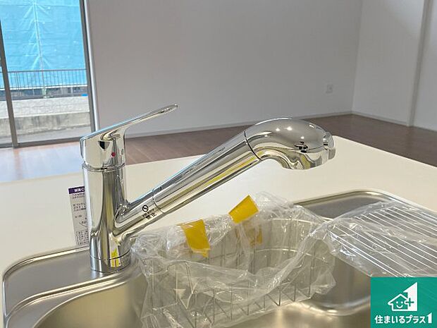 【キッチン水栓】浄水器を内蔵！炊飯時、お茶を作る時に安心してお水を使えます！お湯と冷水、浄水と原水、シャワーの切替えもワンタッチです！