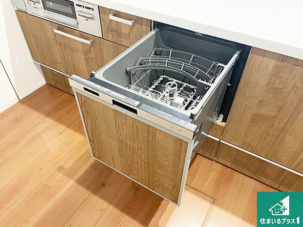 【食器洗浄乾燥機】食事後の一仕事、食器洗いをボタン一つでお任せできちゃいます!場所を取らないビルトイン式なので、お料理スペースもしっかり確保!