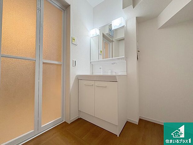 【独立洗面台】清潔感のある洗面台です。フラットな鏡は掃除がしやすく毎日清潔!鏡裏には収納があるのでスッキリとした洗面台が保てます。