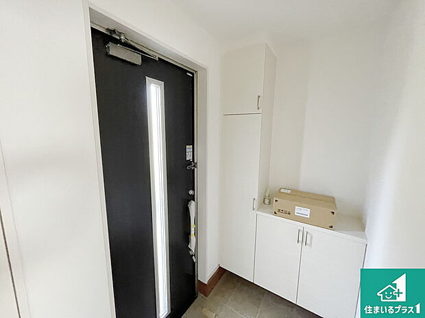 【玄関】シューズボックスにはたくさんの靴が収納できるので玄関周りはいつもスッキリ！ご家族が増えても安心！