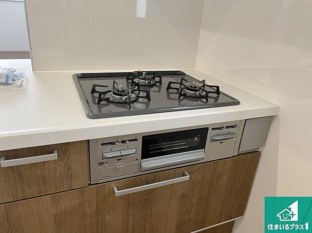 【コンロ】ダブル高火力Ｓｉセンサー付きコンロ！３口あるので、まとめて料理をする時も大活躍！