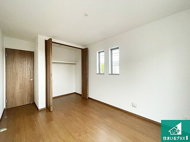 【洋室】収納スペースが充実しているので子供の成長に合わせてたくさん収納ができます！家族構成に合わせた様々な活用ができる収納！