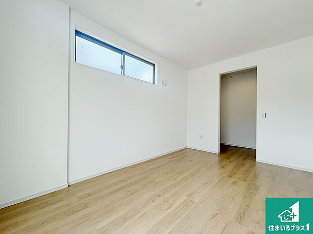 【洋室】シンプルな洋室は、自分好みのインテリアが楽しめます♪ご家族とインテリアや家具を選びに行くのは新築購入時の醍醐味の一つです。ぜひお楽しみください♪