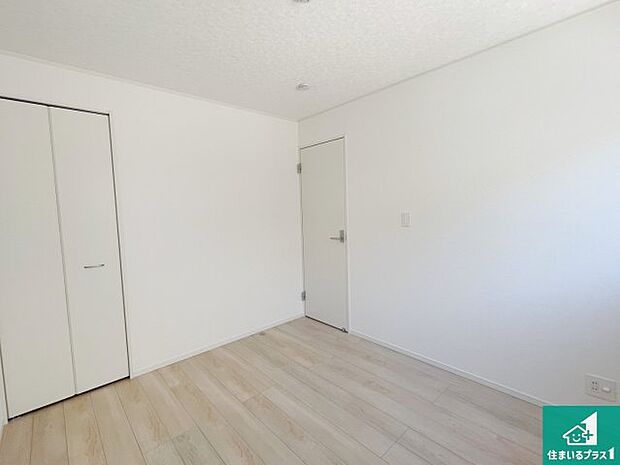 【洋室】シンプルな洋室は、自分好みのインテリアが楽しめます♪ご家族とインテリアや家具を選びに行くのは新築購入時の醍醐味の一つです。ぜひお楽しみください♪