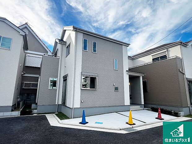 【外観】周辺は閑静な住宅街！前面道路広々で車の出し入れも便利です。駐車が苦手な方でも安心して車庫入れできます！