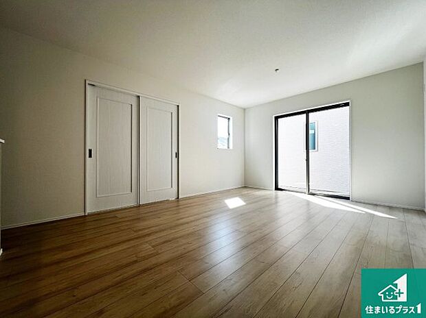 【居間・リビング】日当たり良好の明るいリビングで朝の目覚めもスッキリできそう！対面キッチンでご家族のコミュニケーションも自然と増える設計！小さなお子様が遊ぶスペースを作っても広々とくつろげるLDK！