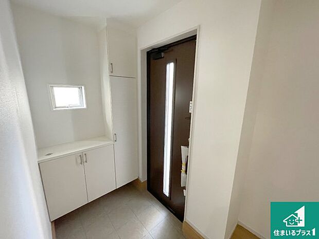 【玄関】シューズボックスにはたくさんの靴が収納できるので玄関周りはいつもスッキリ！ご家族が増えても安心！