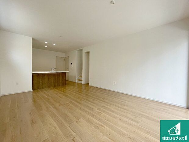 【居間・リビング】日当たり良好の明るいリビングで朝の目覚めもスッキリできそう！対面キッチンでご家族のコミュニケーションも自然と増える設計！小さなお子様が遊ぶスペースを作っても広々とくつろげるLDK！