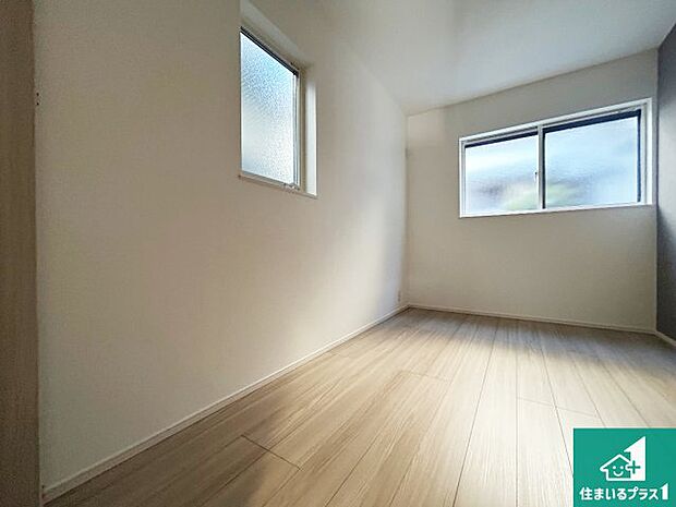 【洋室】寝室は心地よい眠りについてもらいたくて、シンプルかつ開放的な空間な設計にしています！大きな窓から差し込む日が心地いいです♪