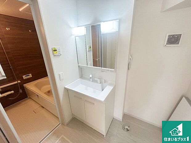 【独立洗面台】清潔感のある洗面台です。フラットな鏡は掃除がしやすく毎日清潔！鏡裏には収納があるのでスッキリとした洗面台が保てます。