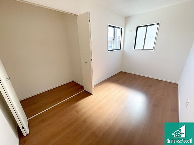 【洋室】シンプルな洋室は、自分好みのインテリアが楽しめます♪ご家族とインテリアや家具を選びに行くのは新築購入時の醍醐味の一つです。ぜひお楽しみください♪