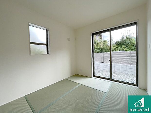 【和室】一室あると便利な和室は客間としてだけでなく、小さなお子様のプレイルームや食後のくつろぎスペースとしてもご利用いただけます。収納もついていますので大活躍間違いなし!