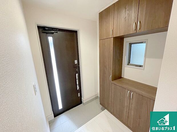 【玄関】シューズボックスにはたくさんの靴が収納できるので玄関周りはいつもスッキリ!ご家族が増えても安心!