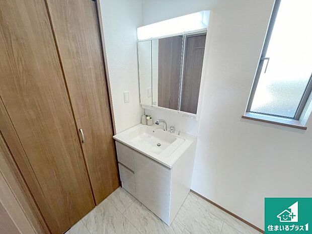 【独立洗面台】清潔感のある洗面台です。フラットな鏡は掃除がしやすく毎日清潔！鏡裏には収納があるのでスッキリとした洗面台が保てます。