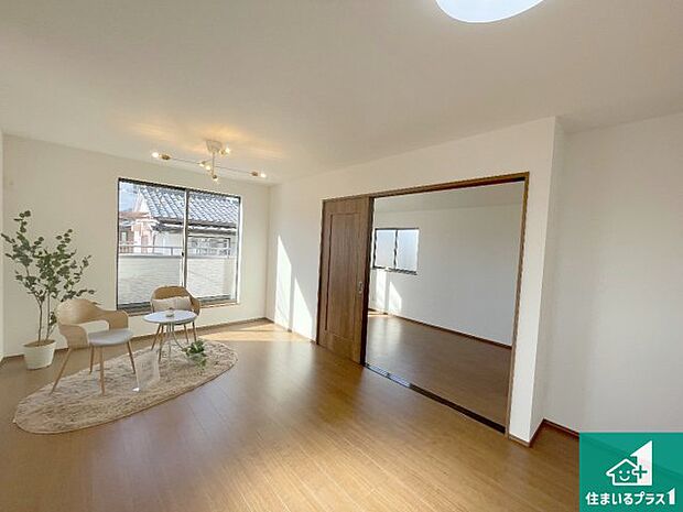 【居間・リビング】日当たり良好の明るいリビングで朝の目覚めもスッキリできそう！対面キッチンでご家族のコミュニケーションも自然と増える設計！小さなお子様が遊ぶスペースを作っても広々とくつろげるLDK！