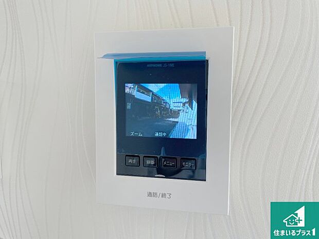 【カラーモニターインターホン】声だけでなく来訪者の姿や顔がモニターで確認できるので、小さなお子様がいらっしゃるご家庭でも安心できます！