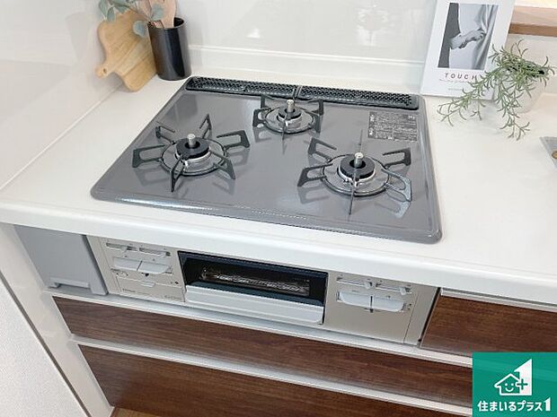 【コンロ】ダブル高火力Ｓｉセンサー付きコンロ！３口あるので、まとめて料理をする時も大活躍！