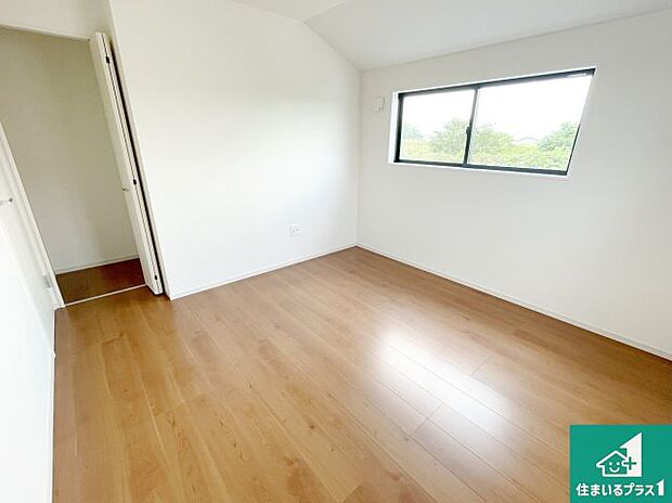 【洋室】シンプルな洋室は、自分好みのインテリアが楽しめます♪ご家族とインテリアや家具を選びに行くのは新築購入時の醍醐味の一つです。ぜひお楽しみください♪