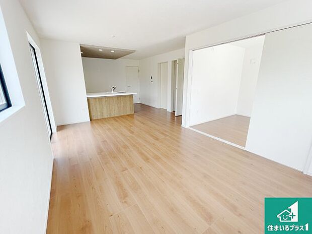 【居間・リビング】日当たり良好の明るいリビングで朝の目覚めもスッキリできそう!対面キッチンでご家族のコミュニケーションも自然と増える設計!小さなお子様が遊ぶスペースを作っても広々とくつろげるLDK!