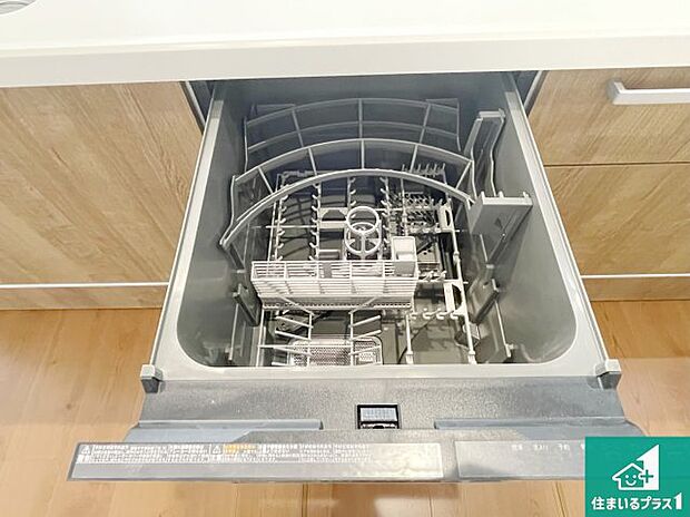 【食器洗乾燥機】食事後の一仕事、食器洗いをボタン一つでお任せできちゃいます!場所を取らないビルトイン式なので、お料理スペースもしっかり確保!