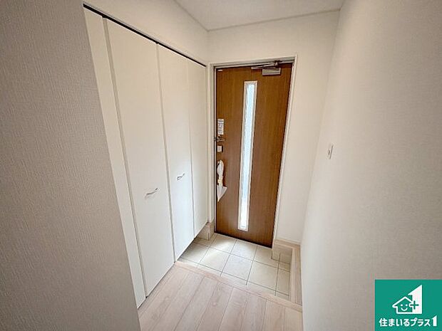 【玄関】シューズボックスにはたくさんの靴が収納できるので玄関周りはいつもスッキリ!ご家族が増えても安心!