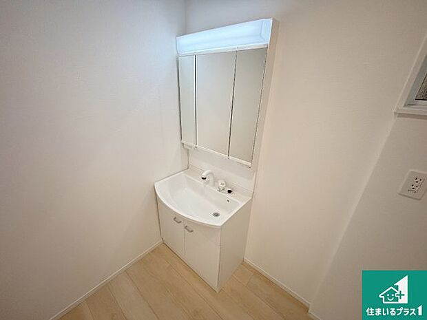 【独立洗面台】清潔感のある洗面台です。フラットな鏡は掃除がしやすく毎日清潔!鏡裏には収納があるのでスッキリとした洗面台が保てます。