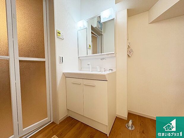 【独立洗面台】清潔感のある洗面台です。フラットな鏡は掃除がしやすく毎日清潔!鏡裏には収納があるのでスッキリとした洗面台が保てます。