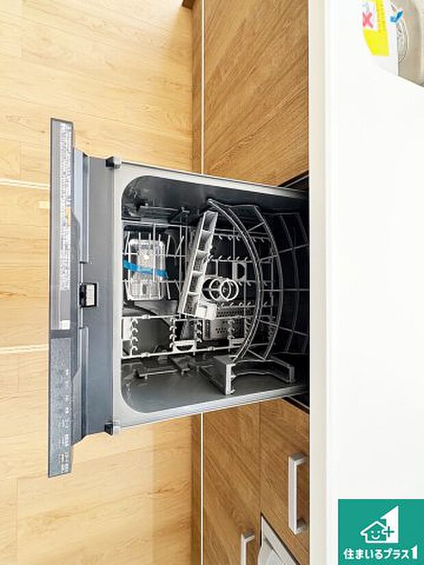 【食器洗浄乾燥機】食事後の一仕事、食器洗いをボタン一つでお任せできちゃいます!場所を取らないビルトイン式なので、お料理スペースもしっかり確保!