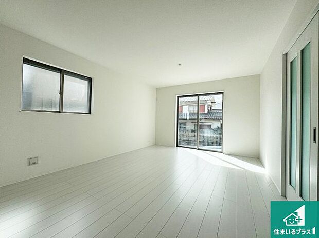 【居間・リビング】日当たり良好の明るいリビングで朝の目覚めもスッキリできそう!対面キッチンでご家族のコミュニケーションも自然と増える設計!小さなお子様が遊ぶスペースを作っても広々とくつろげるLDK!