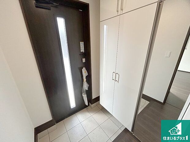 【玄関】シューズボックスにはたくさんの靴が収納できるので玄関周りはいつもスッキリ!ご家族が増えても安心!