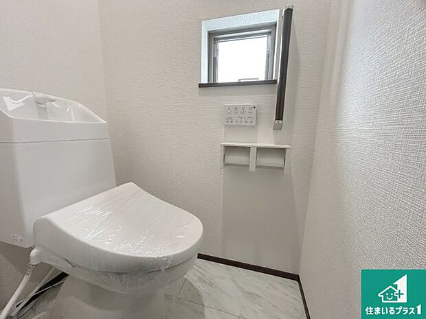 【トイレ】1・2階の2ヶ所にあるので、朝の忙しい時間の順番待ちもなく、深夜の利用にも大変便利です。