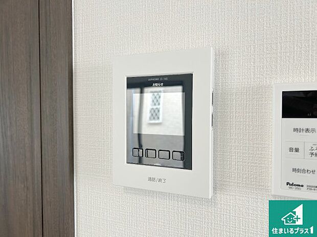 【カラーモニターインターホン】声だけでなく来訪者の姿や顔がモニターで確認できるので、小さなお子様がいらっしゃるご家庭でも安心できます!