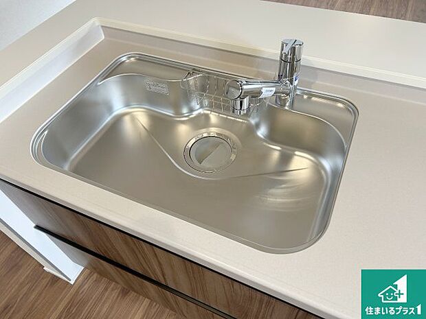 【キッチンシンク】蛇口の先端に浄水器を内蔵しています！原水と浄水、お湯と冷水、シャワーの切替えがワンタッチなので用途によって使い分けられます。