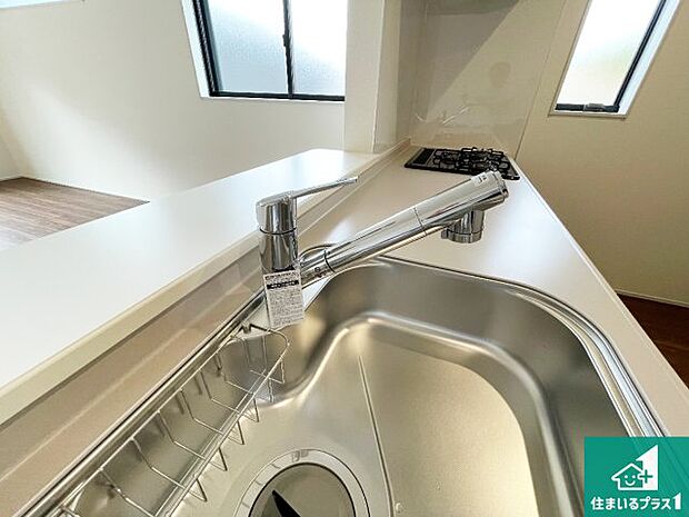 【キッチン水栓】浄水器を内蔵！炊飯時、お茶を作る時に安心してお水を使えます！お湯と冷水、浄水と原水、シャワーの切替えもワンタッチです！