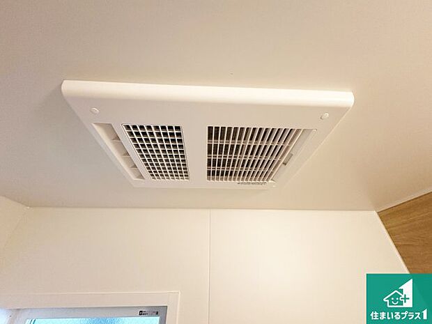 【浴室暖房乾燥機】四季を通して快適なバスライフをお手伝いする浴室暖房乾燥機！浴室の乾燥・暖房・涼風・換気はもちろん、２４時間換気にも対応！ 