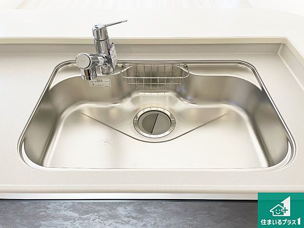 【キッチンシンク】蛇口の先端に浄水器を内蔵しています!原水と浄水、お湯と冷水、シャワーの切替えがワンタッチなので用途によって使い分けられます。