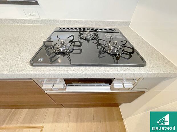 【コンロ】ダブル高火力Ｓｉセンサー付きコンロ！３口あるので、まとめて料理をする時も大活躍！