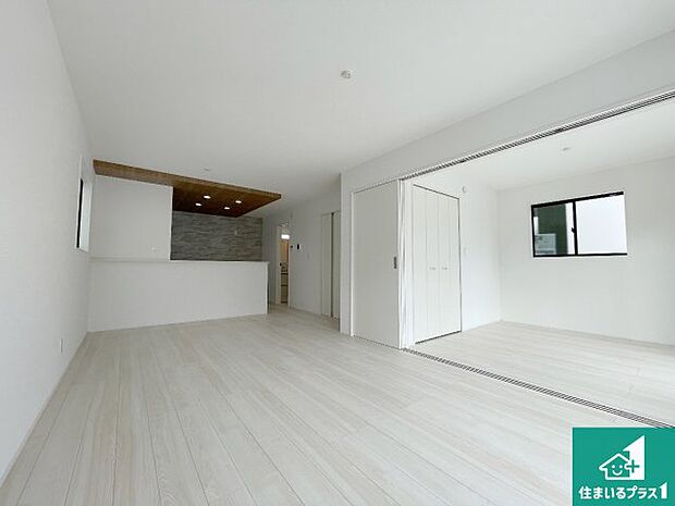 【居間・リビング】日当たり良好の明るいリビングで朝の目覚めもスッキリできそう!対面キッチンでご家族のコミュニケーションも自然と増える設計!小さなお子様が遊ぶスペースを作っても広々とくつろげるLDK!