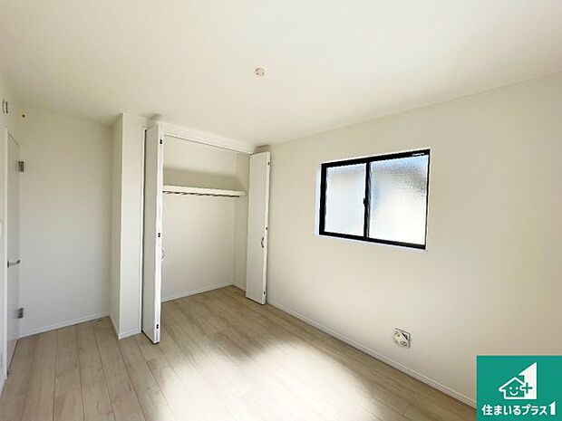 【洋室】収納スペースが充実しているので子供の成長に合わせてたくさん収納ができます！家族構成に合わせた様々な活用ができる収納！