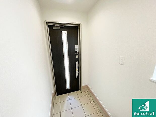 【玄関】シューズボックスにはたくさんの靴が収納できるので玄関周りはいつもスッキリ！ご家族が増えても安心！