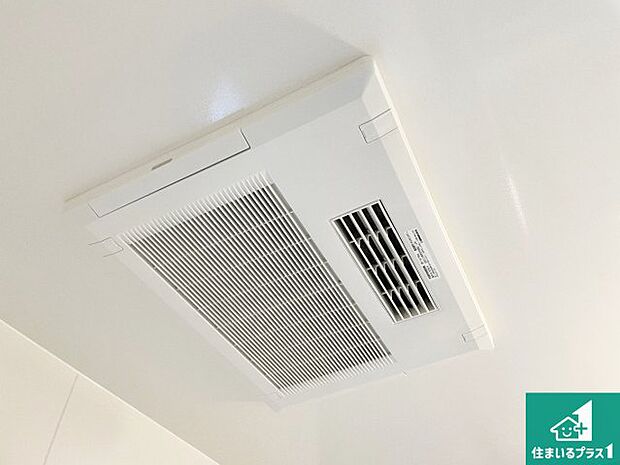 【浴室暖房乾燥機】四季を通して快適なバスライフをお手伝いする浴室暖房乾燥機！浴室の乾燥・暖房・涼風・換気はもちろん、２４時間換気にも対応！ 