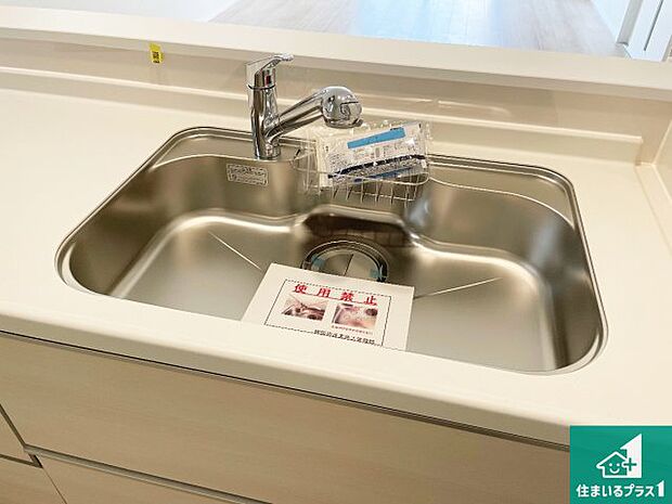 【キッチンシンク】蛇口の先端に浄水器を内蔵しています！原水と浄水、お湯と冷水、シャワーの切替えがワンタッチなので用途によって使い分けられます。
