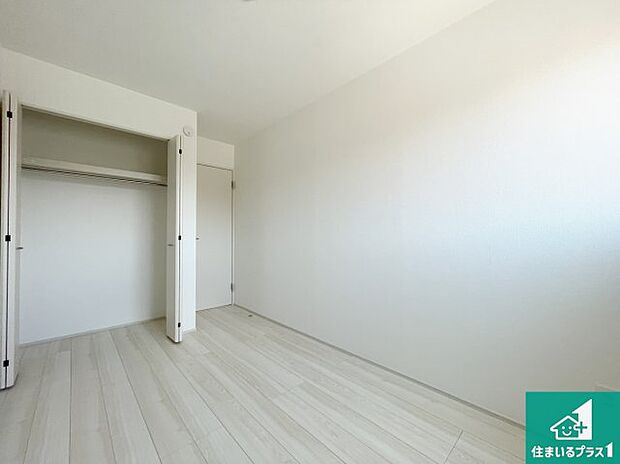 【洋室】収納スペースが充実しているので子供の成長に合わせてたくさん収納ができます!家族構成に合わせた様々な活用ができる収納!