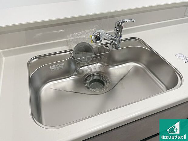 【キッチンシンク】蛇口の先端に浄水器を内蔵しています!原水と浄水、お湯と冷水、シャワーの切替えがワンタッチなので用途によって使い分けられます。