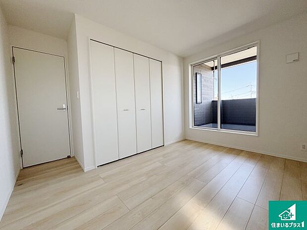 【洋室】シンプルな洋室は、自分好みのインテリアが楽しめます♪ご家族とインテリアや家具を選びに行くのは新築購入時の醍醐味の一つです。ぜひお楽しみください♪