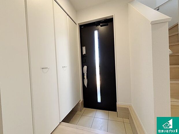 【玄関】シューズボックスにはたくさんの靴が収納できるので玄関周りはいつもスッキリ!ご家族が増えても安心!