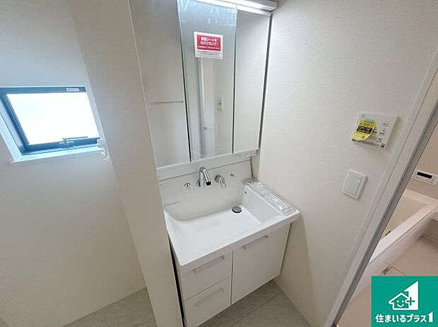 【独立洗面台】清潔感のある洗面台です。フラットな鏡は掃除がしやすく毎日清潔！鏡裏には収納があるのでスッキリとした洗面台が保てます。