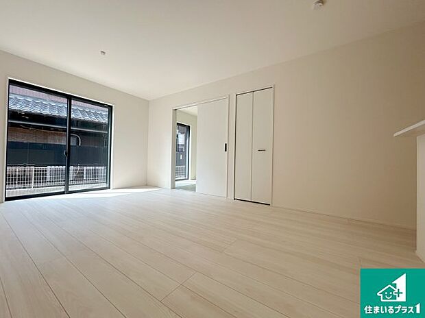 【居間・リビング】日当たり良好の明るいリビングで朝の目覚めもスッキリできそう！対面キッチンでご家族のコミュニケーションも自然と増える設計！小さなお子様が遊ぶスペースを作っても広々とくつろげるLDK！