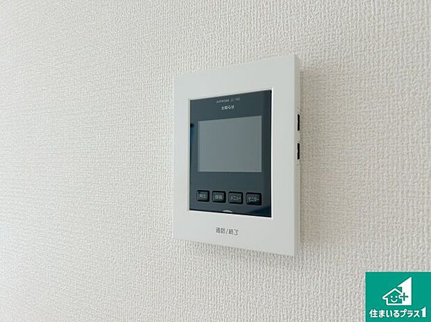 【カラーモニターインターホン】声だけでなく来訪者の姿や顔がモニターで確認できるので、小さなお子様がいらっしゃるご家庭でも安心できます！