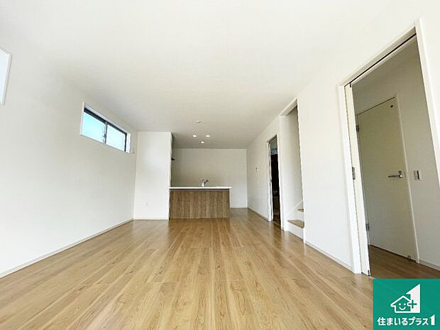 【居間・リビング】日当たり良好の明るいリビングで朝の目覚めもスッキリできそう!対面キッチンでご家族のコミュニケーションも自然と増える設計!小さなお子様が遊ぶスペースを作っても広々とくつろげるLDK!